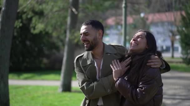Casal Árabe Feliz Desfrutando Passeio Ensolarado Parque Com Riso Genuíno — Vídeo de Stock