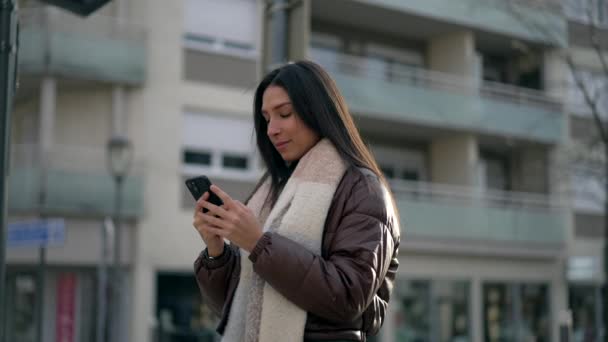 Una Joven Mujer Pie Calle Ciudad Mirando Dispositivo Teléfono Inteligente — Vídeo de stock