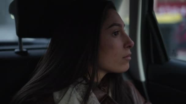 Arabisk Middle Östra Kvinna Tittar Genom Bilfönstret Sitter Inne Bil — Stockvideo