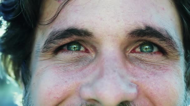 マクロクローズアップでカメラを見る緑の目を持つ男性 — ストック動画