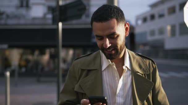 Hombre Árabe Mirando Dispositivo Teléfono Inteligente Pie Calle Una Persona — Vídeo de stock