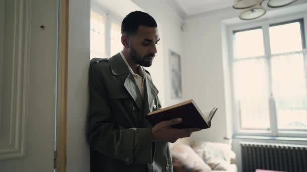 Homem Médio Oriente Livro Dentro Casa Árabe Focado Estudando Literatura — Vídeo de Stock