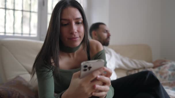 Mladá Žena Kontroluje Telefon Sedí Doma Gauči Přítelem Pozadí Jeden — Stock video