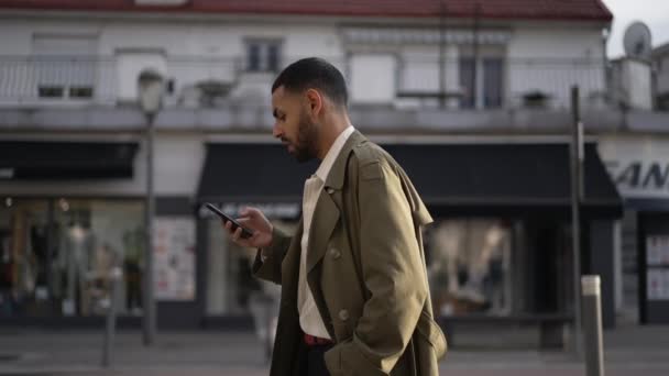 Hombre Árabe Pasea Por Calle Ciudad Teléfono Mano Con Movimiento — Vídeo de stock