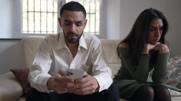Erkek Arkadaşı Kız Arkadaşına Akıllı Telefon Cihazıyla Internette Gezinirken Beklemesini — Stok video