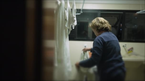 Vardagliga Hushållssysslor Senior Kvinna Hängande Tvätt Torkställ — Stockvideo