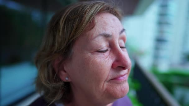 Una Mujer Mayor Cerrando Los Ojos Contemplación Una Anciana Meditativa — Vídeos de Stock