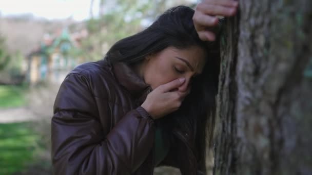 Страдающая Молодая Женщина Прислонившаяся Дереву Чувствует Отчаяние Взрослая Девушка Возрасте — стоковое видео