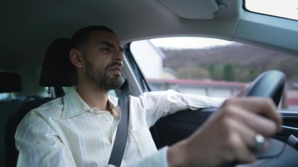 Fokuseret Mellemøstlig Chauffør Bag Rattet Med Eftertænksomt Udtryk Araber Kører – Stock-video