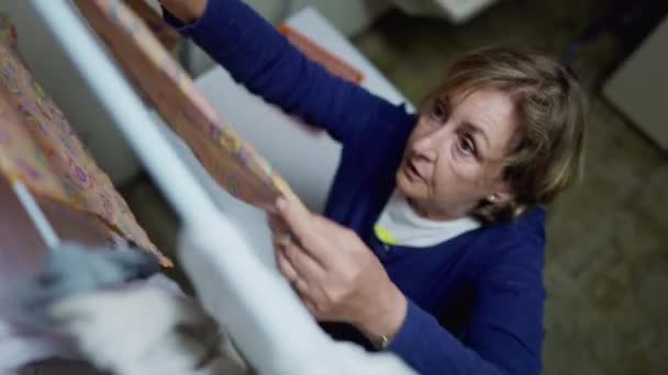 Senior Lady Pendurado Roupas Para Secar Sala Lavandaria Uma Vista — Vídeo de Stock