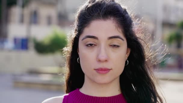 Een Jonge Vrouw Met Een Neutrale Uitdrukking Kijkend Naar Camera — Stockvideo