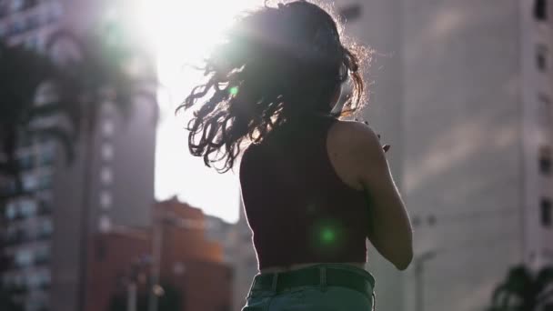 Lykkelig Ung Kvinde Vender Rundt Mens Hun Står Udenfor Sollys – Stock-video