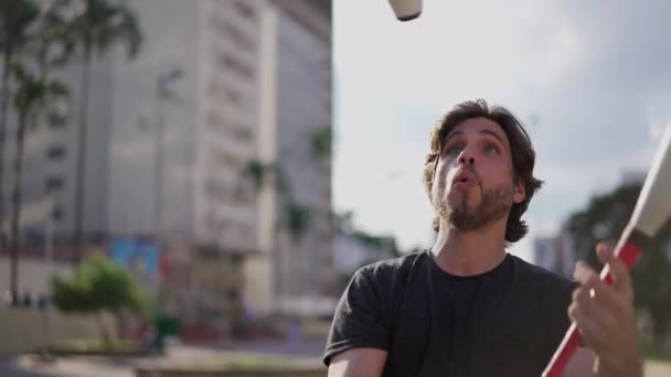 Hokkabazlık Sanatında Ustalaşan Mutlu Hokkabaz Erkek Oyuncu Yeteneklerini Şehir Parkı — Stok video