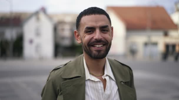 Retrato Simpático Joven Árabe Feliz Sonriendo Cámara Mientras Estaba Parado — Vídeo de stock