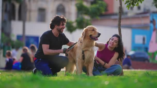 Casal Feliz Com Animal Estimação Golden Retriever Dog Parque Cidade — Vídeo de Stock