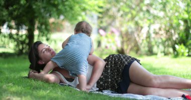 Bitkin bir anne ara vermek istiyor, ebeveyn bahçede dinleniyor.