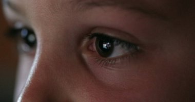 Çocuk gözleri makro ekranda video oyunu oynarken kapanır