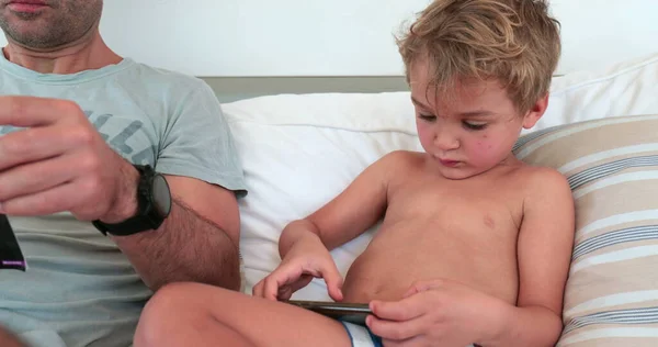 Petit Garçon Allongé Sur Canapé Avec Téléphone Portable Jeu Enfant — Photo
