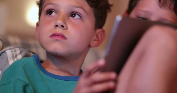 Ukryte Dziecko Domu Gapiące Się Ekran Tabletem Szczere Dzieciaki Korzystające — Zdjęcie stockowe