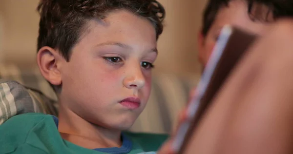 Przystojny Młody Chłopiec Korzystający Nocy Tabletu Dziecko Wielozadaniowe Oglądanie Telewizji — Zdjęcie stockowe