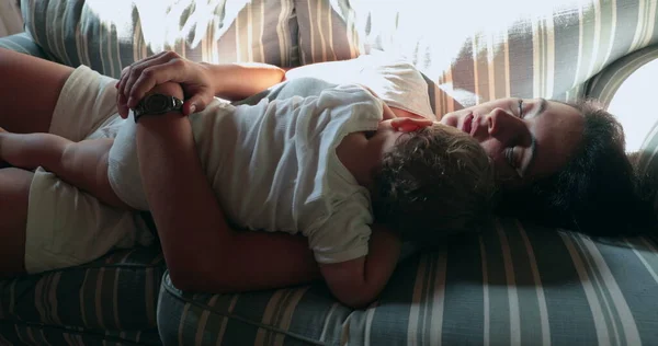 Casual Vida Real Madre Durmiendo Abrazo Bebé Bebé Sofá — Foto de Stock