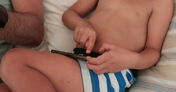 Mały Chłopiec Korzystający Telefonu Komórkowego Palce Dziecka Dotykające Ekranu — Zdjęcie stockowe