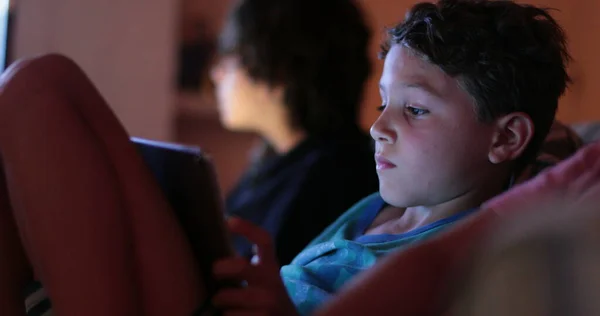 Niños Jugando Videojuegos Tableta Por Noche — Foto de Stock