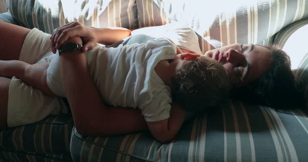 Casual Πραγματική Ζωή Μητέρα Κοιμάται Αγκαλιά Μωρό Βρέφος Στον Καναπέ — Φωτογραφία Αρχείου