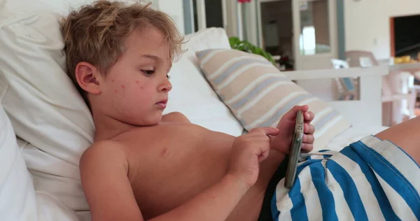 Ragazzino Usando Smartphone Dita Bambino Toccano Schermo — Foto Stock