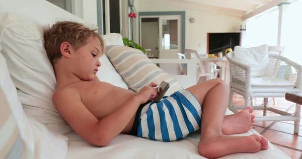 Маленький Хлопчик Тримає Використовує Мобільний Телефон Вдома — стокове фото