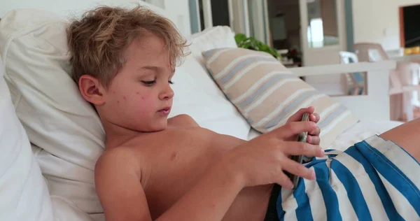 Мальчик Использует Смартфон Детские Пальцы Касаются Экрана — стоковое фото