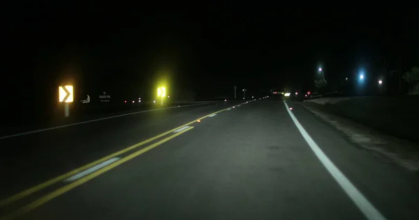어두운 도로에서 운전하는 — 스톡 사진