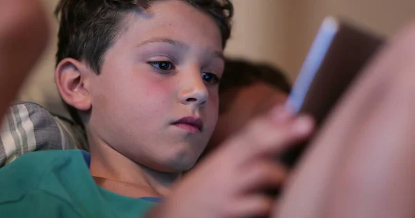 Crianças Frente Tela Tablet Jogando Jogos Online Criança Segurando Dispositivo — Fotografia de Stock