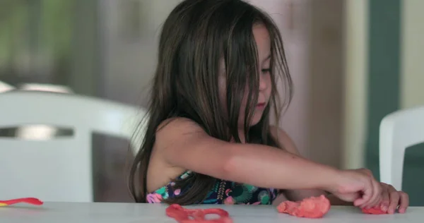 Dziewczynka Bawi Się Ciastem Dziecko Tworzy Plastycyną — Zdjęcie stockowe