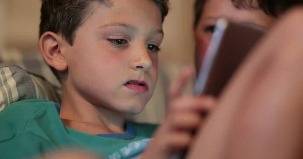 Chłopiec Dziecko Pomocą Tabletu Tech Szczery Dzieciak Gra Gry Wideo — Zdjęcie stockowe