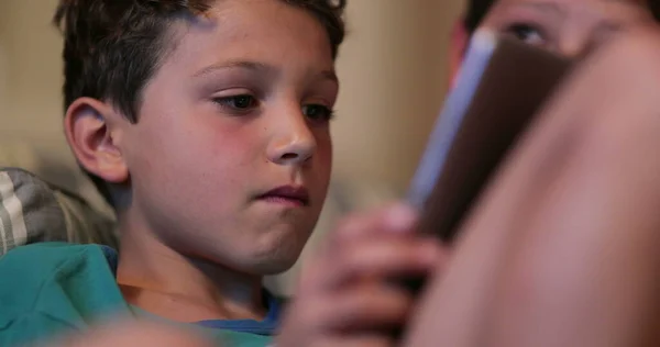 Dzieci Przed Ekranem Tabletu Gry Online Urządzenie Przytrzymujące Dla Dzieci — Zdjęcie stockowe