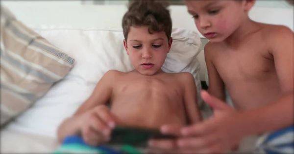 Evde Akıllı Telefon Kullanan Çocuklar Cep Telefonuyla Oynayan Çocuklar — Stok fotoğraf