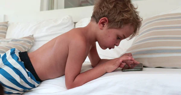 Дитячий Хлопчик Грає Відеоігри Мобільному Телефоні — стокове фото