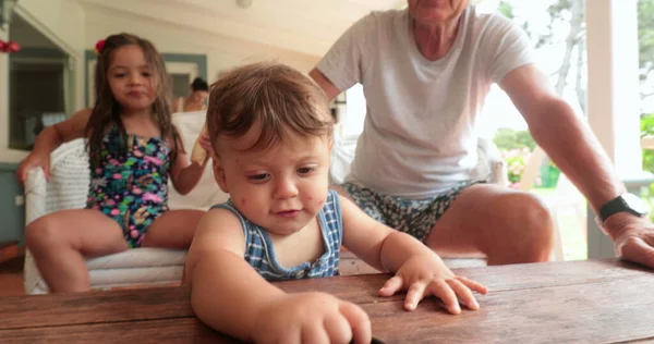 Criança Bebê Brincando Com Interação Tampa Lente Casual Sincero Cena — Fotografia de Stock