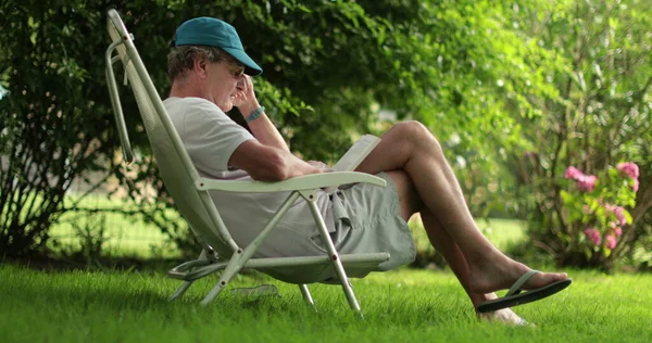 Candid Senior Man Reading Book Daylight Casual Retired Older Man — Stockfoto