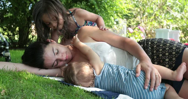 Ehrliche Authentische Mutter Mit Baby Und Tochter Zusammen Rasen Familie — Stockfoto