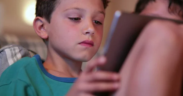 Criança Menino Olhando Para Tela Enquanto Segurando Tablet — Fotografia de Stock