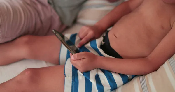 Дитина Тримає Пристрій Смартфона Торкаючись Екрана Пальцем — стокове фото
