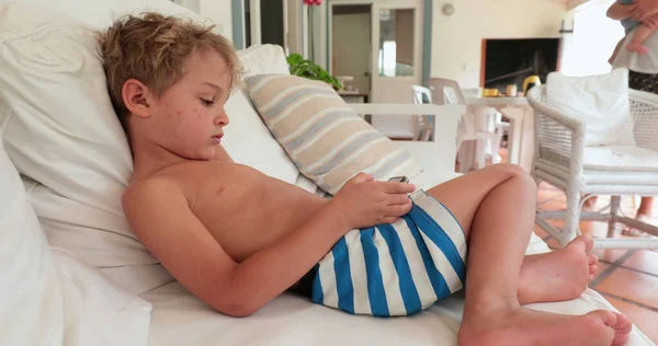 Liten Pojke Som Använder Smartphone Pekskärm För Barn — Stockfoto