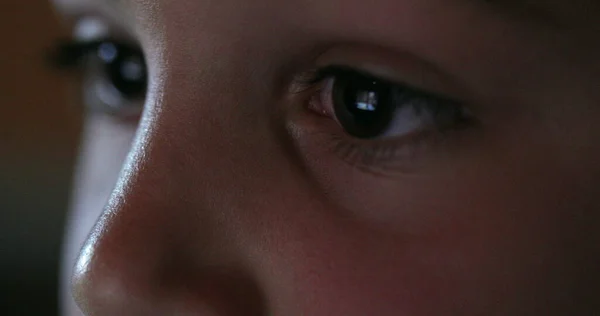 Criança Olhos Closeup Macro Assistindo Tela Jogar Vídeo Jogo — Fotografia de Stock