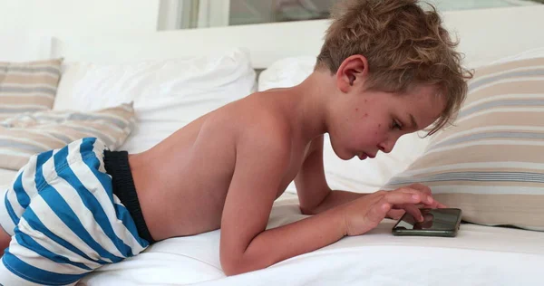 Дитячий Хлопчик Грає Відеоігри Мобільному Телефоні — стокове фото