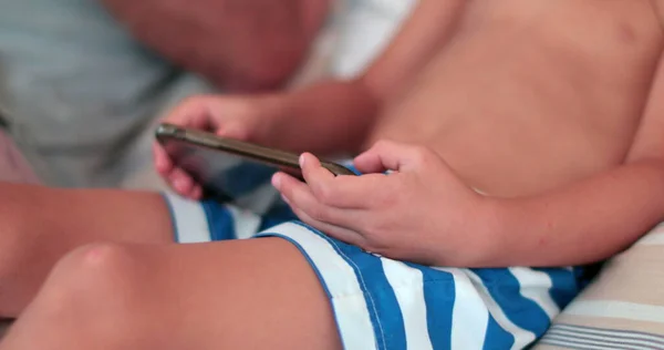 Kind Mit Smartphone Gerät Spielen Kleinkind Hält Handy Der Hand — Stockfoto