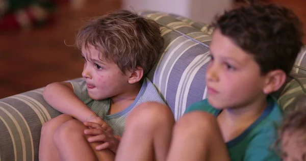 Dzieci Oglądają Telewizję Nocy Kanapie Bracia Rodzeństwo Razem Nocy — Zdjęcie stockowe