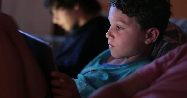 Bambino Che Gioca Videogioco Sul Dispositivo Tablet Notte — Foto Stock