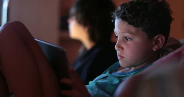 Bambino Ragazzo Utilizzando Dispositivo Tablet Notte Ragazzo Che Guarda Schermo — Foto Stock